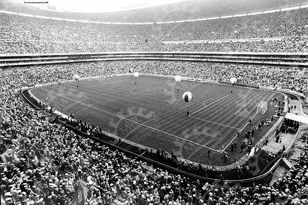 México 1970 - Balones volando sobre el estadio Azteca